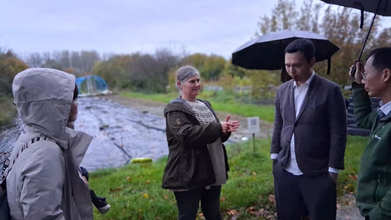 Lindsay Whistance with Taiwanese delegates at Wakelyns